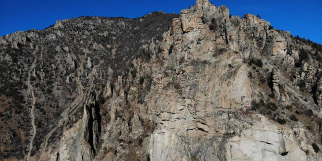 Gümüşhane-Kürtün karayolunda yamaçlarda bulunan kayalar faciaya davetiye çıkarıyor