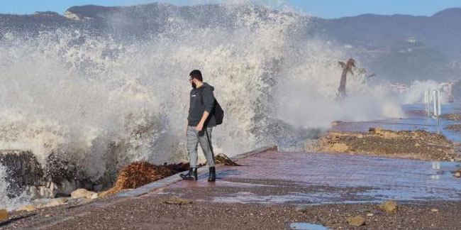 Karadeniz’de fırtınanın hızı 102 kilometreyi buldu