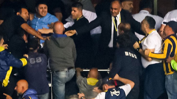 Fenerbahçe'de yönetim ve taraftarlar birbirine girdi