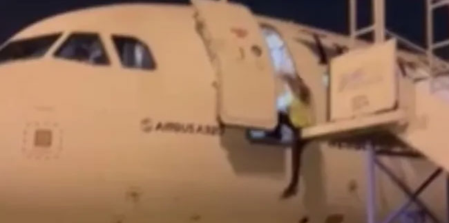 Havalimanında korku dolu anlar: Uçaktan düştü