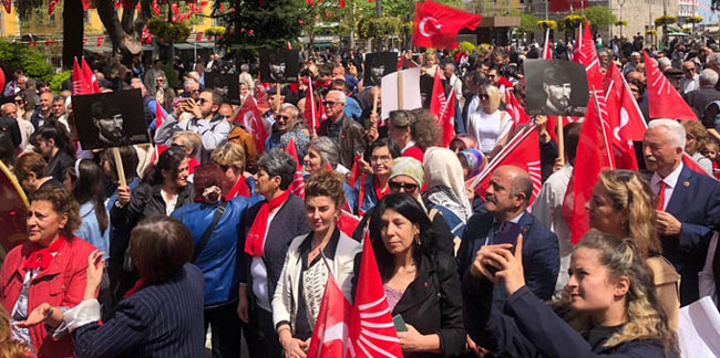 CHP Trabzon'dan Meydan Parkı'nda 23 Nisan kutlaması