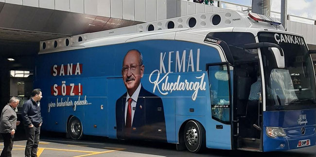 Ankara’da CHP seçim otobüsü köprüye sıkıştı