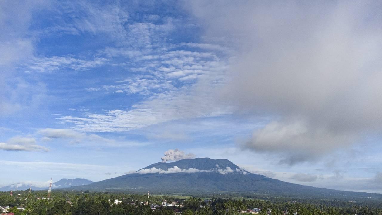 Endonezya'daki Ibu Yanardağı'nda bir günde 3 patlama meydana geldi