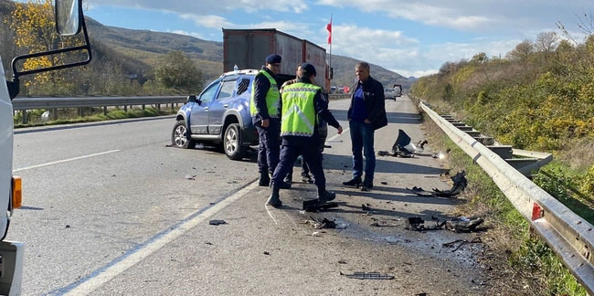 Samsun'da lastiği patlayan otomobil bariyerlere çarptı, yaralanan olmadı