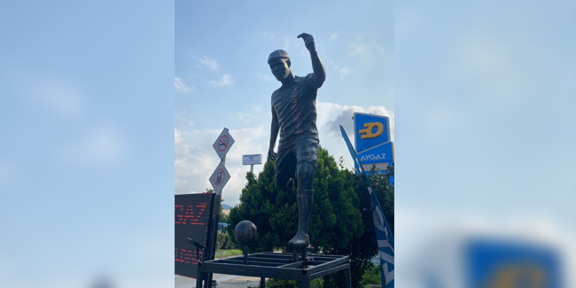 Trabzonspor'un yıldızı Nwakaeme'nin heykeli dikildi! 