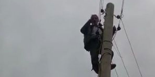 Elektriği kesilen AKP'li muhtar, direğe tırmanarak tepki gösterdi
