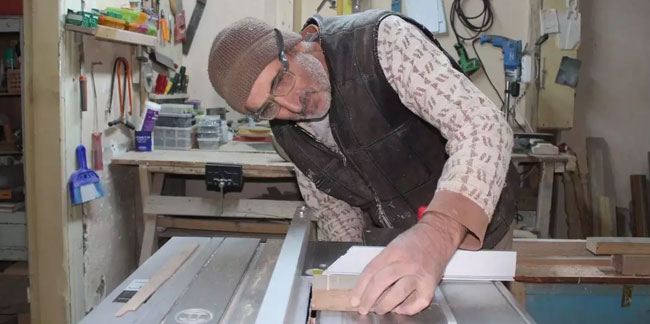 Trabzon'da tahta parçaları emekli öğretmenin elinde şekilleniyor