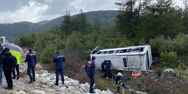 Antalya'da tur midibüsü devrildi: 7 ABD'li turist yaralı