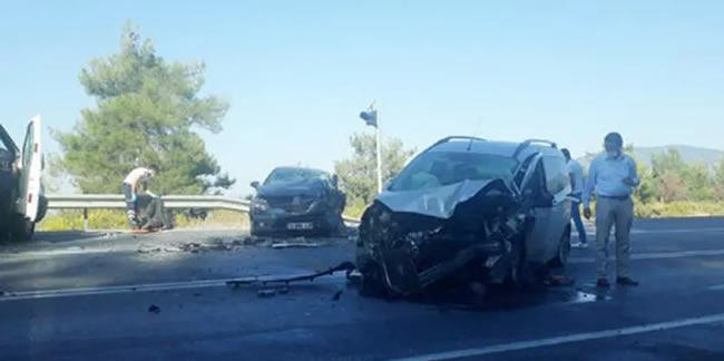 Antalya'da hafif ticari araç ile otomobil çarpıştı: 6 yaralı
