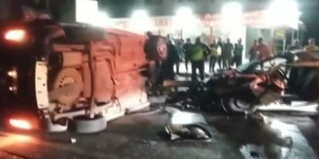Antalya'da hafif ticari araç karşı şeride geçip otomobile çarptı: 1ölü, 2 yaralı