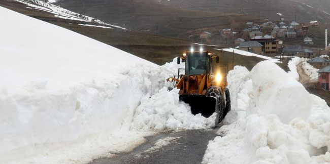 Bayburt-Trabzon arasında baharda karla mücadele!