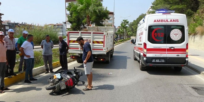 Antalya'da motosikletli sürücü park halindeki kamyona çarptı, yaralandı!