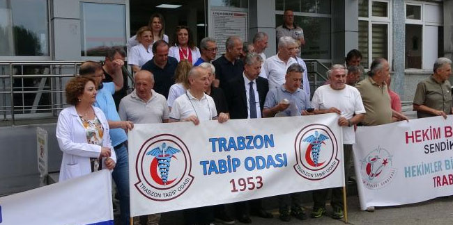 Trabzon’da doktora darp olayına tepki gösterdiler