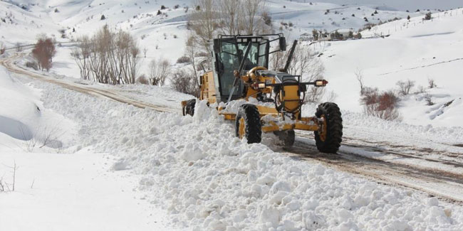 Bayburt’ta kar ve tipiden kapanan köy yolları ulaşıma açıldı