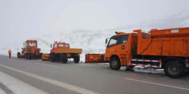 Bayburt'un köylerinde karla mücadele çalışması sürüyor