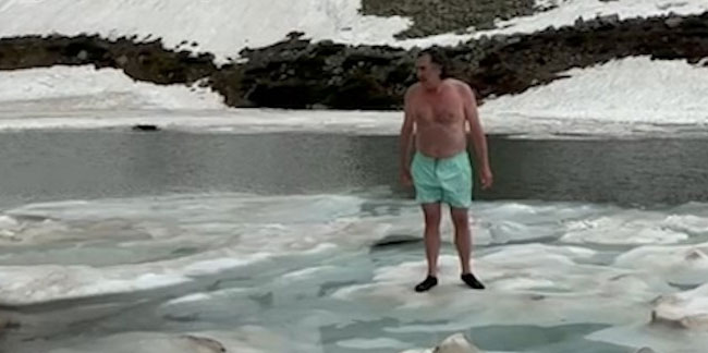 Rize'de dikkat çeken görüntü! Buz tutmuş gölde yüzdü