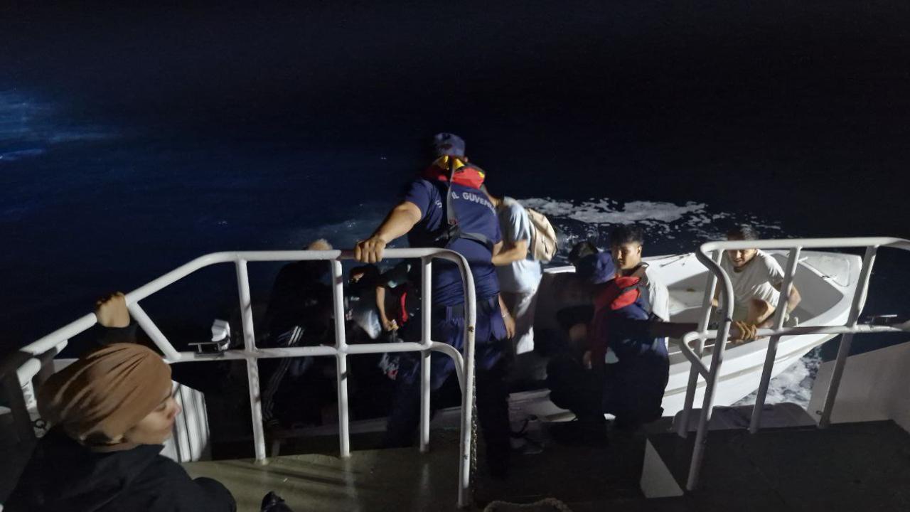 Ayvalık açıklarında 15 düzensiz göçmen yakalandı
