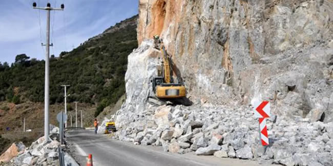 Antalya- Mersin karayoluna düşen kayanın kaldırılması için çalışmalar sürüyor
