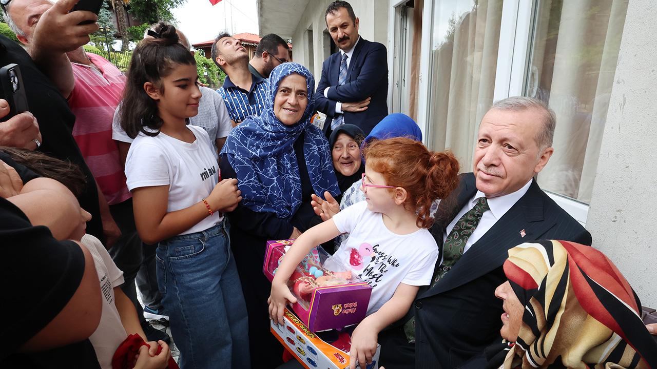 Erdoğan, Rize'de Komşularını Ziyaret Etti