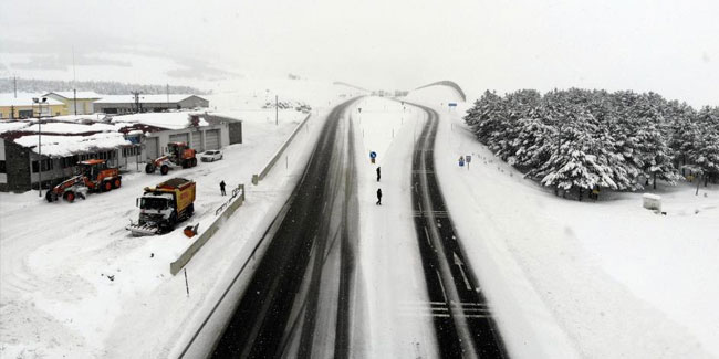 Bayburt'ta kar ve tipi ulaşımda aksamalara neden oldu