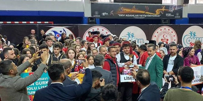  Bayburt Lisesi halk oyunları ekibi Türkiye finallerinde