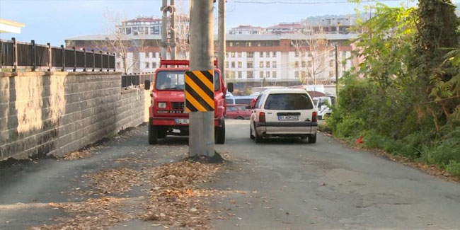 Rize’de yol ortasında kalan direkler dikkat çekiyor