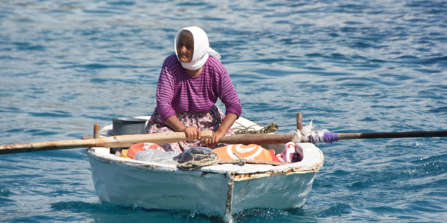 82 yaşındaki kadın ekmek parasını denizde kürek çekerek kazanıyor