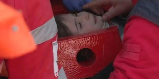 4 yaşındaki Şengül 132. saatte enkazdan çıkarıldı