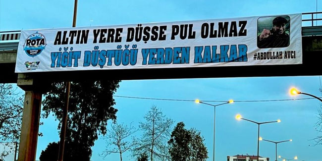 Trabzonspor taraftarları Abdullah Avcı için pankart astı