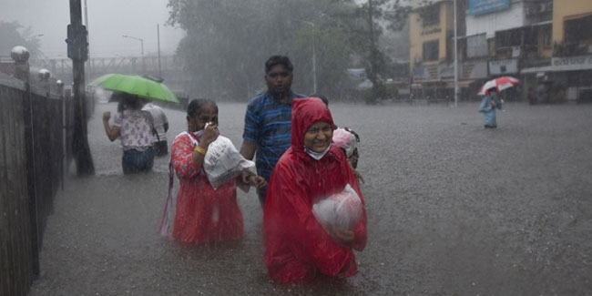 Sel ve heyelanlar, Hindistan ile Bangladeş'te 13 kişinin ölümüne yol açtı