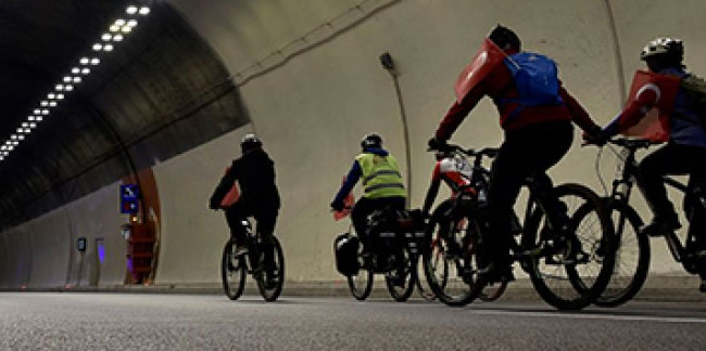 Cumhuriyetin 100. yılında Zigana Tüneli'ni bisikletle geçtiler