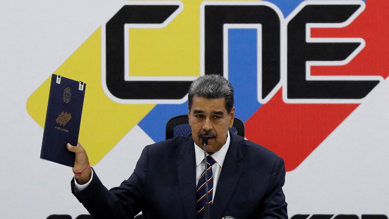 Maduro, Ulusal Seçim Konseyi'nden mazbatasını aldı