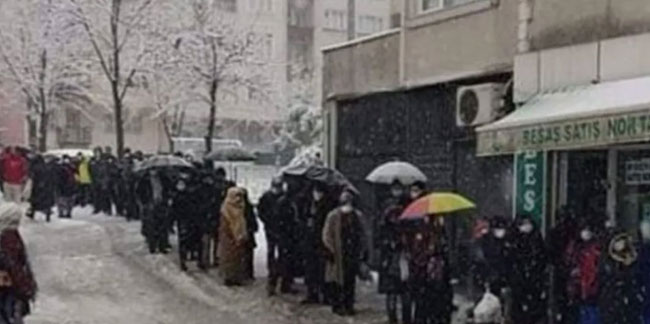 Vatandaş kar altında ekmek kuyruğunda! ''Türkiye bu tabloyu hak etmiyor''
