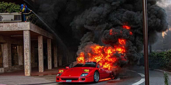 Yanan Ferrari’sini bahçe hortumuyla söndürmeye çalıştı