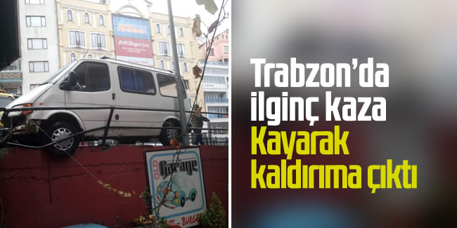 Trabzon'da ilginç kaza! Kayarak kaldırıma çıktı
