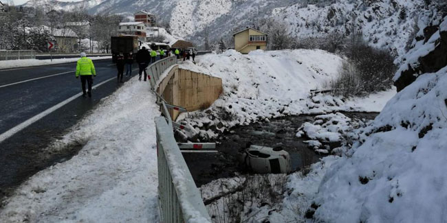 Gümüşhane'de Otomobil Harşit Çayına uçtu: 1 yaralı