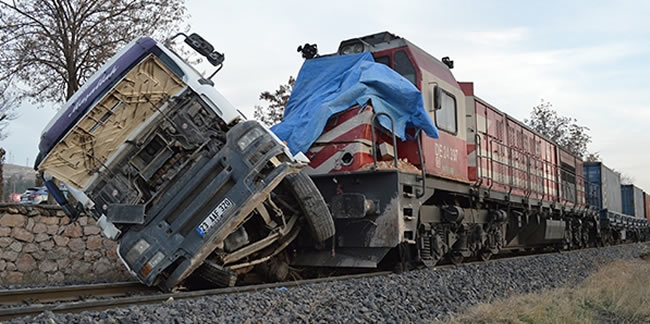 Elazığ'da tren, kamyona çarptı: 5 yaralı
