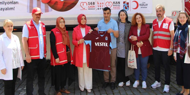 Kan verene Trabzonspor forması hediye