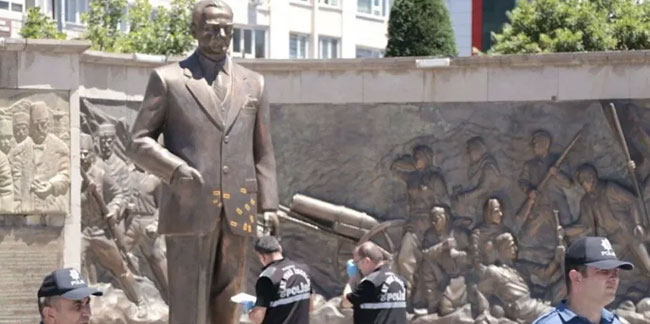 Atatürk Anıtı’na baltayla saldırdılar! Dayı ve yeğeni tutuklandı!