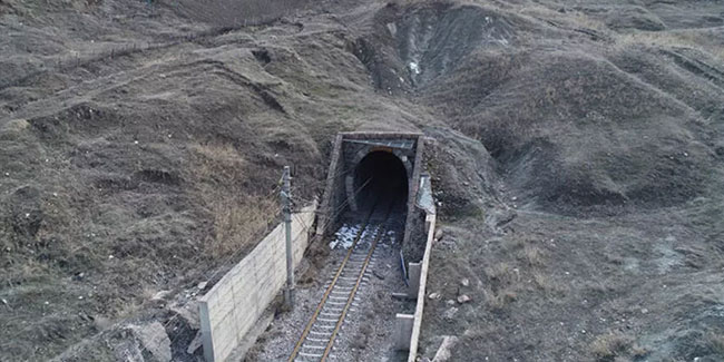 Adıyaman’da demiryolu tüneli depremle çöktü!
