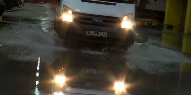 Bakırköy'de yeni Sosyete Pazarı Otoparkı'nı su bastı