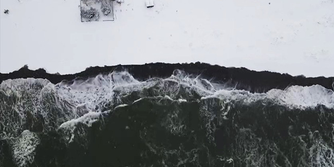 Karadeniz'in hırçın dalgaları karla buluşunca doyumsuz görüntüler ortaya çıktı