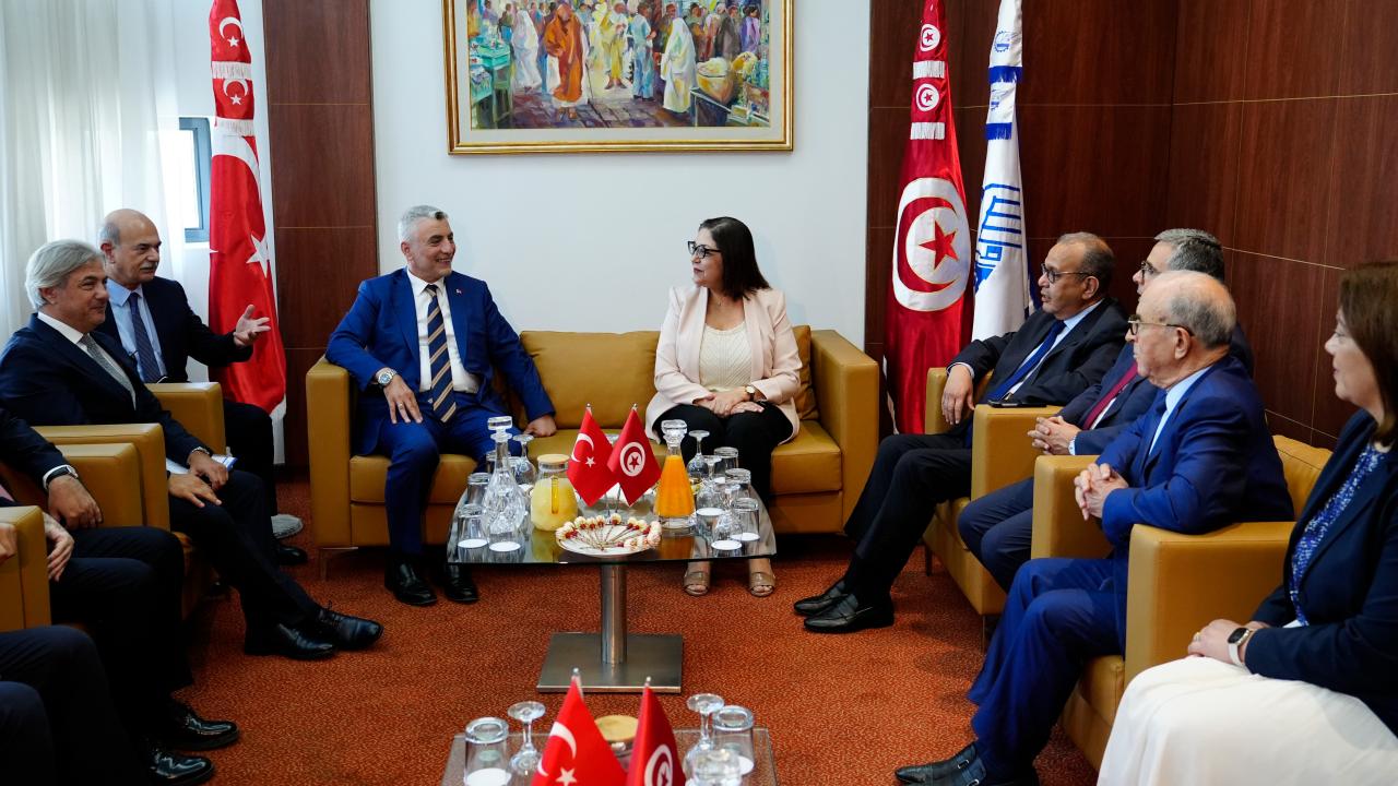 Bolat, Tunuslu bakanlarla bir araya geldi