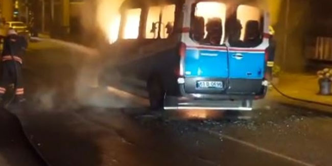 Trabzon'da dolmuş alev alev yandı