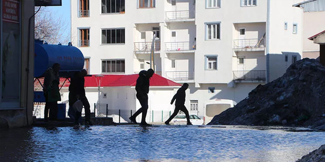 Karlıova'da dağlardaki kar eridi, çarşı ve sokakları su bastı! 'İlk defa bu kadar hızlı eridi'