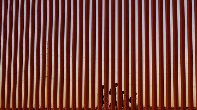 Biden, ABD-Meksika sınırını yasa dışı göçmen girişlerine kapatmaya hazırlanıyor