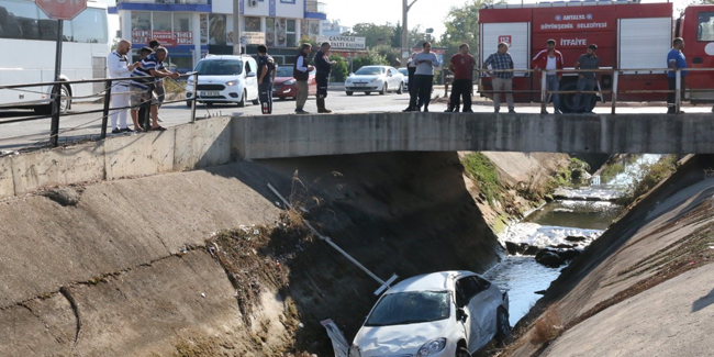 Antalya’da arabalar kanala uçtu