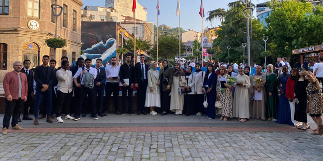 Trabzon'da geleneksel mezuniyet törenini gerçekleştirdi