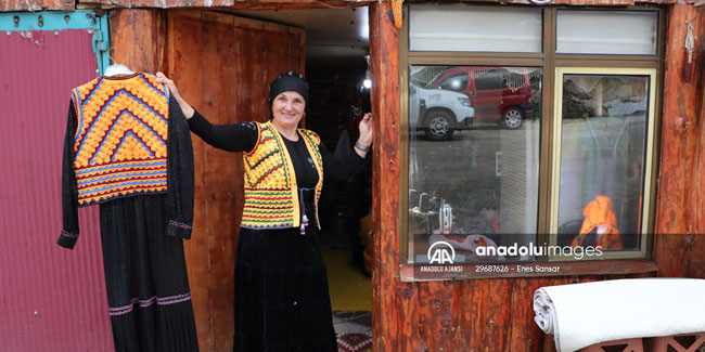 Baba yadigarı dikiş makinesiyle 20 yıldır "Çal yeleği" dikiyor