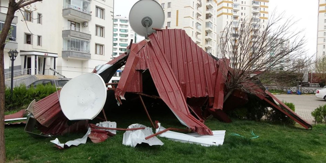 Diyarbakır’da şiddetli rüzgar 1 tonluk çatıyı uçurdu